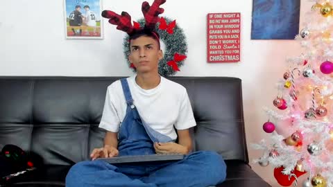 Snapshot of alejo_peverell chatting on 12.24.24 alejo peverell online show from 12.24.24