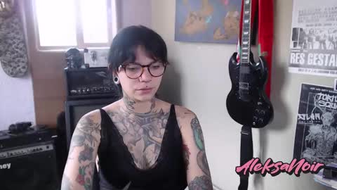 Snapshot of aleksanoir chatting on 02.05.25 AleksaNoir online show from 02.05.25