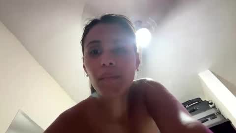 Snapshot of alenart chatting on 10.21.25 alenart online show from 10.21.25