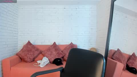 Snapshot of alessia_taylorr chatting on 10.27.25 Alessia Everyday From 0530 to 1430 Col Time online show from 10.27.25