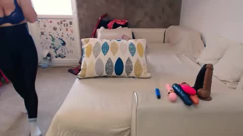 Snapshot of alesyadollblonde chatting on 12.15.25 AlesyadollBlonde online show from 12.15.25