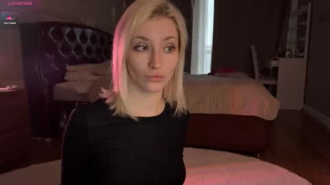 Snapshot of alexa_novak chatting on 11.23.25 Alexa online show from 11.23.25