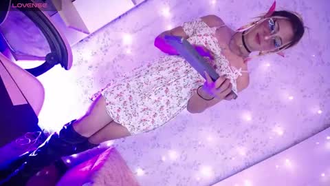 alexaavandercloude online show from 04.28.26