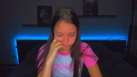 Snapshot of alexabarkley chatting on 10.23.25 angel online show from 10.23.25