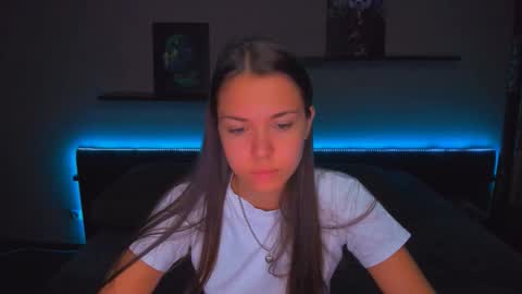 Snapshot of alexabarkley chatting on 10.24.25 angel online show from 10.24.25