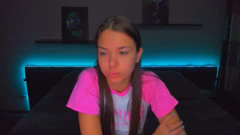 Snapshot of alexabarkley chatting on 10.31.25 angel online show from 10.31.25