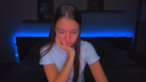 Snapshot of alexabarkley chatting on 11.04.25 angel online show from 11.04.25