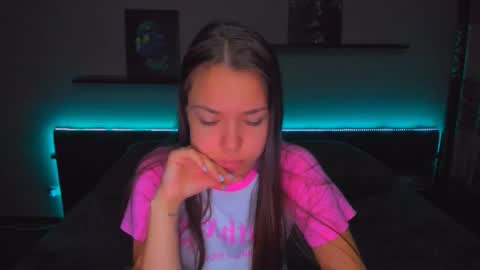 Snapshot of alexabarkley chatting on 11.05.25 angel online show from 11.05.25