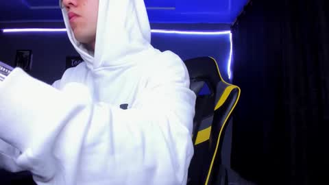 Snapshot of alexgiraldo__ chatting on 10.29.25 alexgiraldo__ online show from 10.29.25