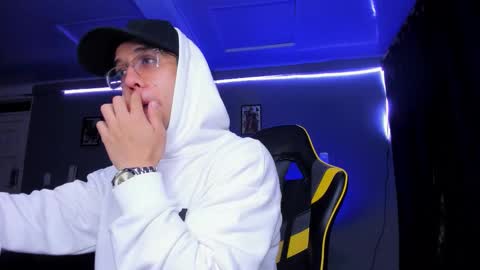 Snapshot of alexgiraldo__ chatting on 10.30.25 alexgiraldo__ online show from 10.30.25