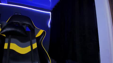 Snapshot of alexgiraldo__ chatting on 10.31.25 alexgiraldo__ online show from 10.31.25