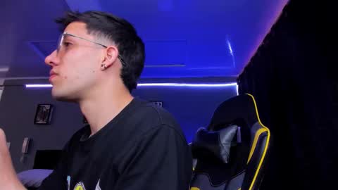 Snapshot of alexgiraldo__ chatting on 11.08.25 alexgiraldo__ online show from 11.08.25