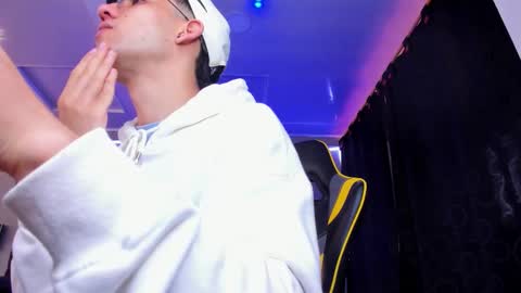 Snapshot of alexgiraldo__ chatting on 11.21.25 alexgiraldo__ online show from 11.21.25