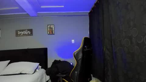 Snapshot of alexgiraldo__ chatting on 12.01.25 alexgiraldo__ online show from 12.01.25