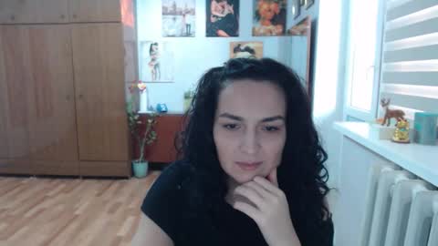 Snapshot of alexismillers chatting on 12.19.25 AlexisMillers online show from 12.19.25