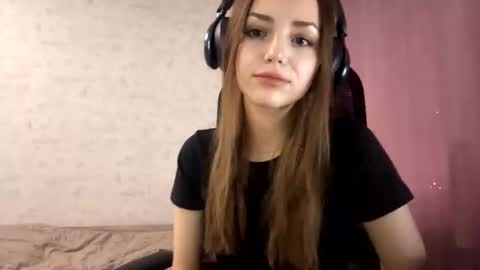 Snapshot of alfrediamordino chatting on 10.18.25 Alice online show from 10.18.25