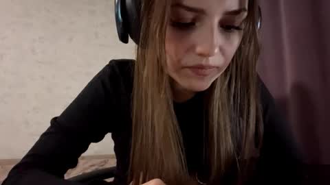 Snapshot of alfrediamordino chatting on 10.18.25 Alice online show from 10.18.25