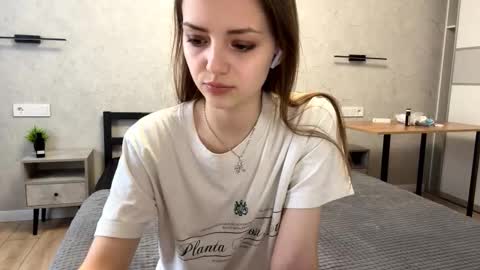 Snapshot of alfrediamordino chatting on 11.22.25 Alice online show from 11.22.25