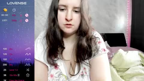 Snapshot of alice_allens chatting on 10.03.25 Alice online show from 10.03.25