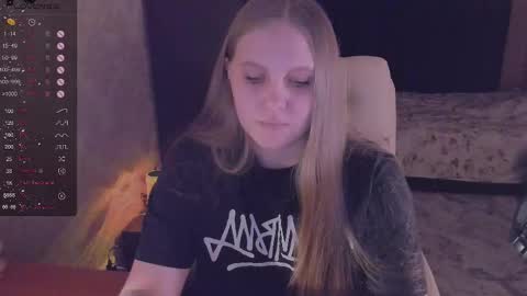 Snapshot of alice_dreamgirl_ chatting on 01.04.25 Alice 3 online show from 01.04.25