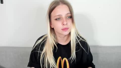 Snapshot of alice_halle chatting on 09.09.25 alice_halle online show from 09.09.25