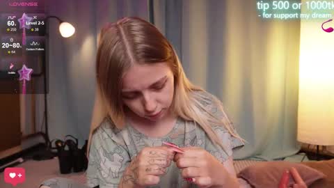 Snapshot of alice_halle chatting on 09.11.25 alice_halle online show from 09.11.25