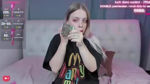 Snapshot of alice_halle chatting on 10.20.25 alice_halle online show from 10.20.25