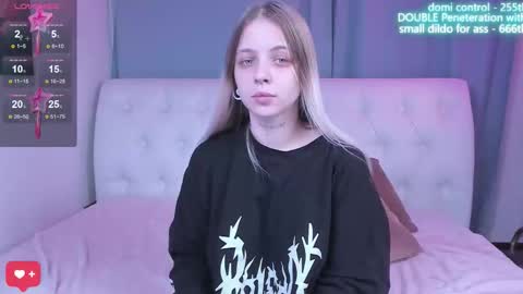 Snapshot of alice_halle chatting on 10.26.25 alice_halle online show from 10.26.25