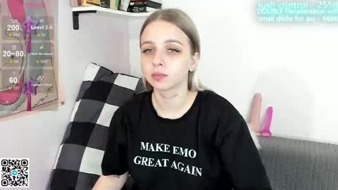 Snapshot of alice_halle chatting on 10.30.25 alice_halle online show from 10.30.25