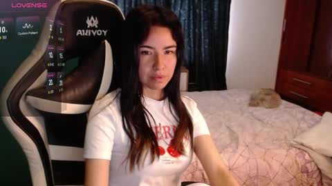Snapshot of alice_middle01 chatting on 05.14.26 Alice online show from 05.14.26