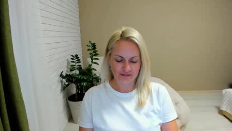 Snapshot of alicee__grace chatting on 09.11.25 Alicee online show from 09.11.25