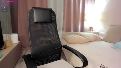 Snapshot of aliceevan chatting on 11.13.25 Daniella online show from 11.13.25