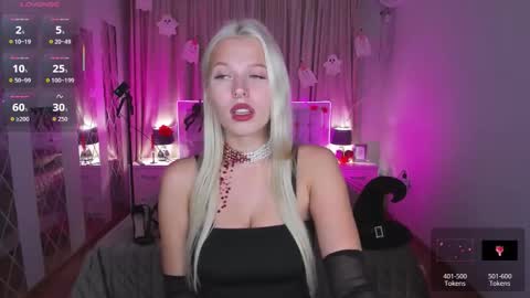 Snapshot of alicefreman chatting on 10.31.25 Alice online show from 10.31.25