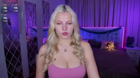 Snapshot of alicefreman chatting on 12.18.25 Alice online show from 12.18.25