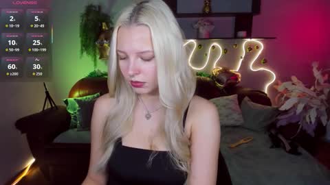 Snapshot of alicefreman chatting on 12.23.25 Alice online show from 12.23.25