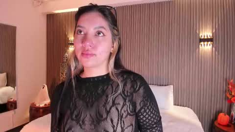 Snapshot of alicehanz_ chatting on 10.28.25 Alice online show from 10.28.25