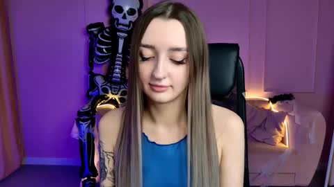 Snapshot of alicelidse chatting on 10.20.25 Alice online show from 10.20.25