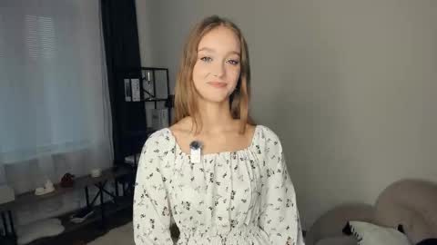 Snapshot of alicemelison chatting on 10.06.25 Serena online show from 10.06.25
