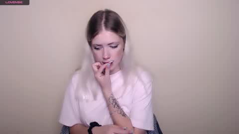 Snapshot of alicemeow_ chatting on 09.13.25 Alice online show from 09.13.25