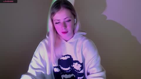 Snapshot of alicemeow_ chatting on 09.29.25 Alice online show from 09.29.25