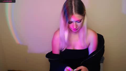 Snapshot of alicemeow_ chatting on 10.13.25 Alice online show from 10.13.25