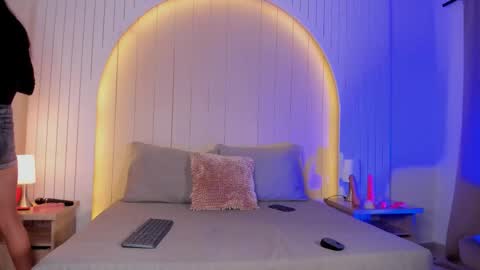 Snapshot of alicesandoval_ chatting on 12.14.25 ALICE online show from 12.14.25