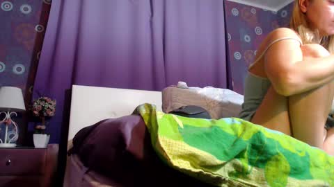 Snapshot of alicewetsquirt chatting on 03.08.25 alicewetsquirt online show from 03.08.25