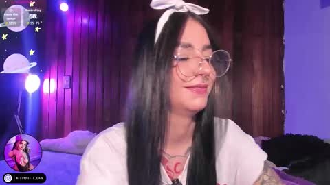 Snapshot of alicewoodville chatting on 11.28.25 Alice online show from 11.28.25