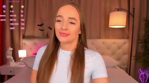 Snapshot of alicia_edwards chatting on 11.05.25 Mia online show from 11.05.25