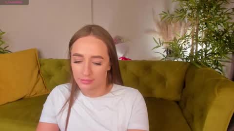 Snapshot of alicia_edwards chatting on 11.12.25 Mia online show from 11.12.25