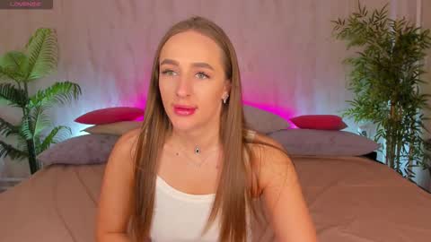 Snapshot of alicia_edwards chatting on 12.01.25 Mia online show from 12.01.25