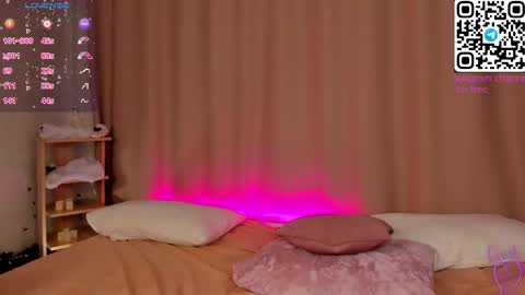 Snapshot of alicia_edwards chatting on 12.05.25 Mia online show from 12.05.25