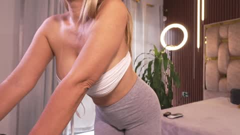 Alicia Lang online show from 12.19.25