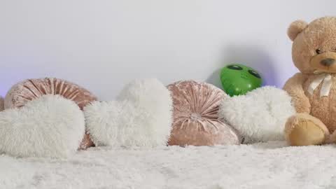 Snapshot of alieness chatting on 11.28.25 Alieness Ivy online show from 11.28.25